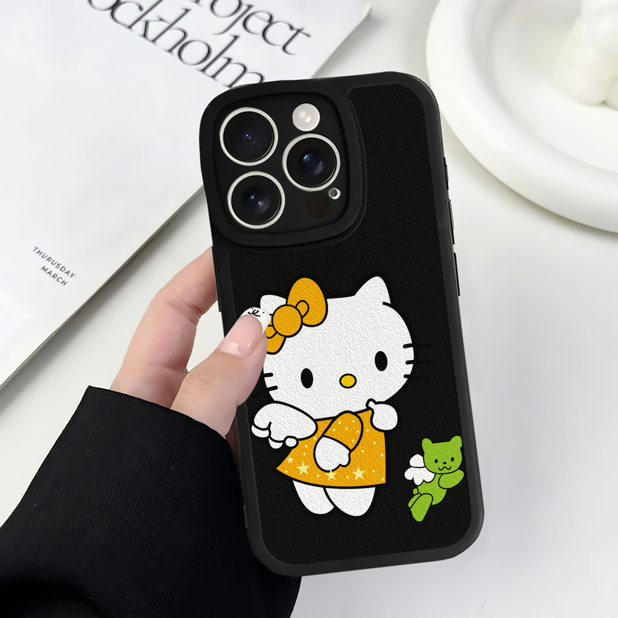 （画像用） Hello Kitty ハローキティ 【iPhone 16シリーズ対応】シリコンスマホケース（レザー調） 材質：シリコン